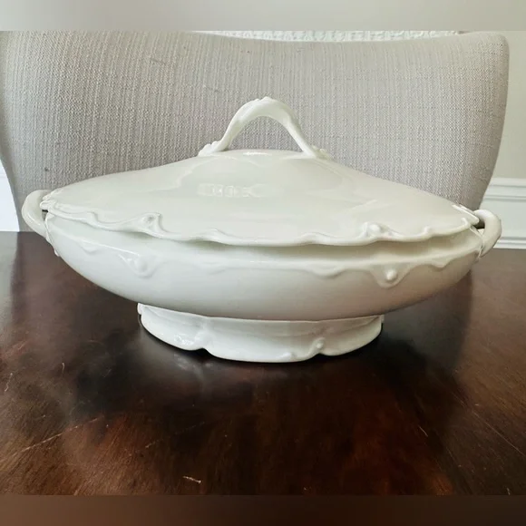 Theodore Haviland , Limoges France Round Covered Veg. Bowl Embossed Rim - Picture 3 of 11